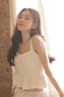 女人戴乳夹图片